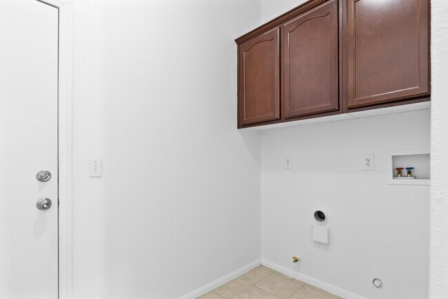Building Photo - 13897 Mountain Top Dr
