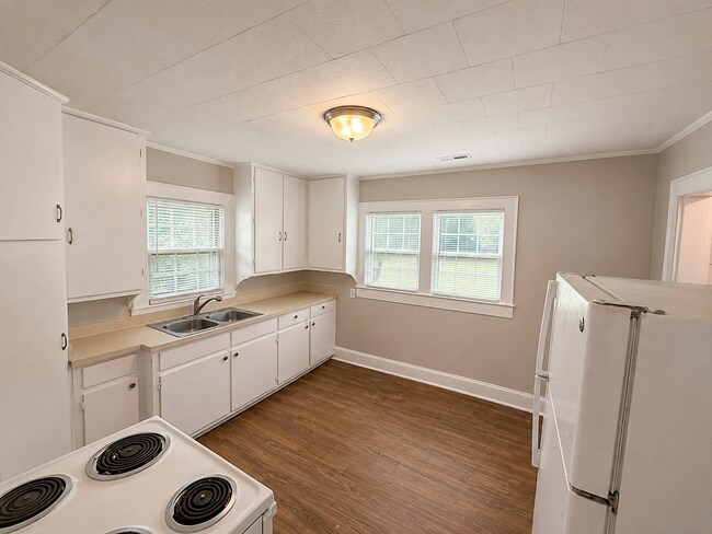 Building Photo - Two bedroom, 1 bath house in Burlington