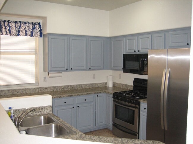 Building Photo - Single story, gated, 3bed, 2bath, 2car garage, Club house, Community Pool, Spa, Fitness room, CCRs