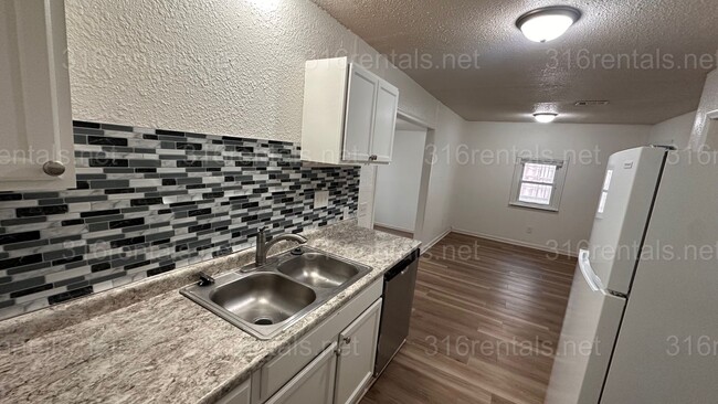 Building Photo - $1045 - 3 bed 1 bath - Single Family Home