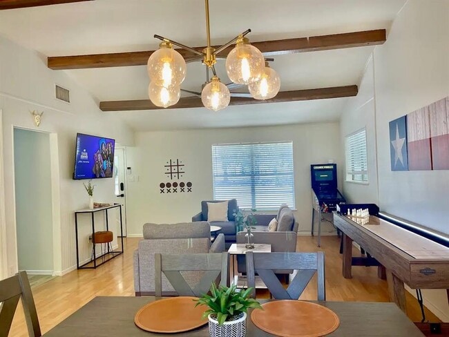 Building Photo - 1582 Valley Dr