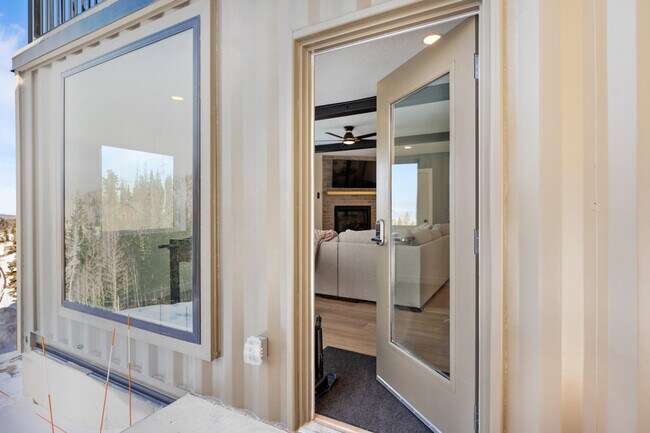 Building Photo - 220 Circle Dr