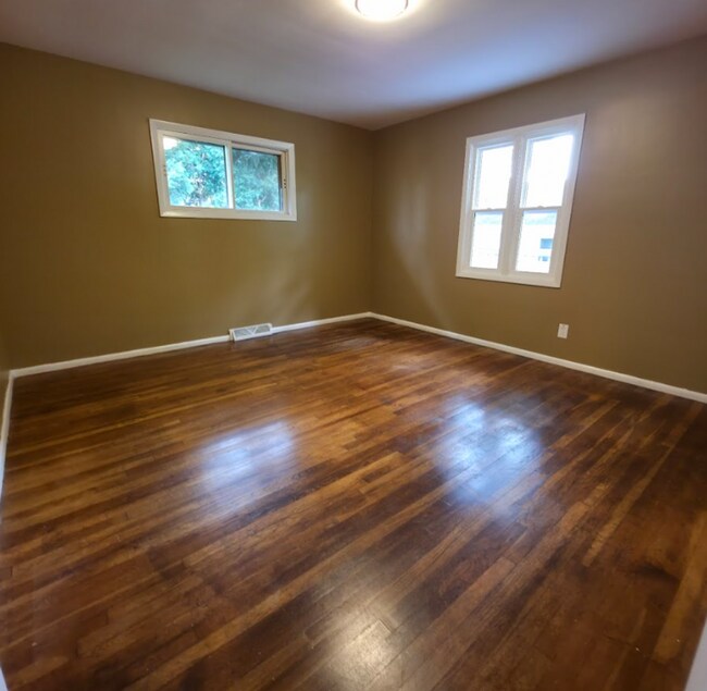 Building Photo - Single Family Home 3 beds 1 bath Available...