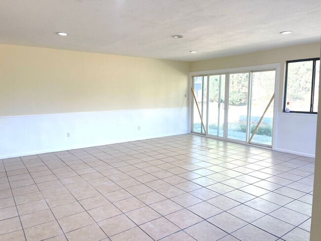 Building Photo - Spacious Five Bedroom Home in North Rialto...