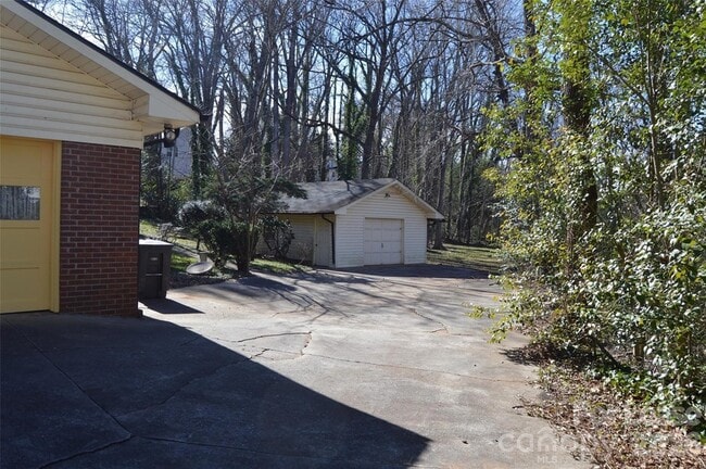 Building Photo - 516 S Green St