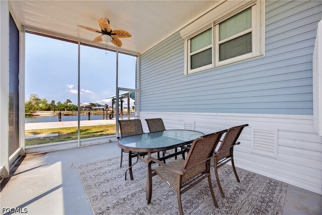 Building Photo - 3864 Royal Palm Dr