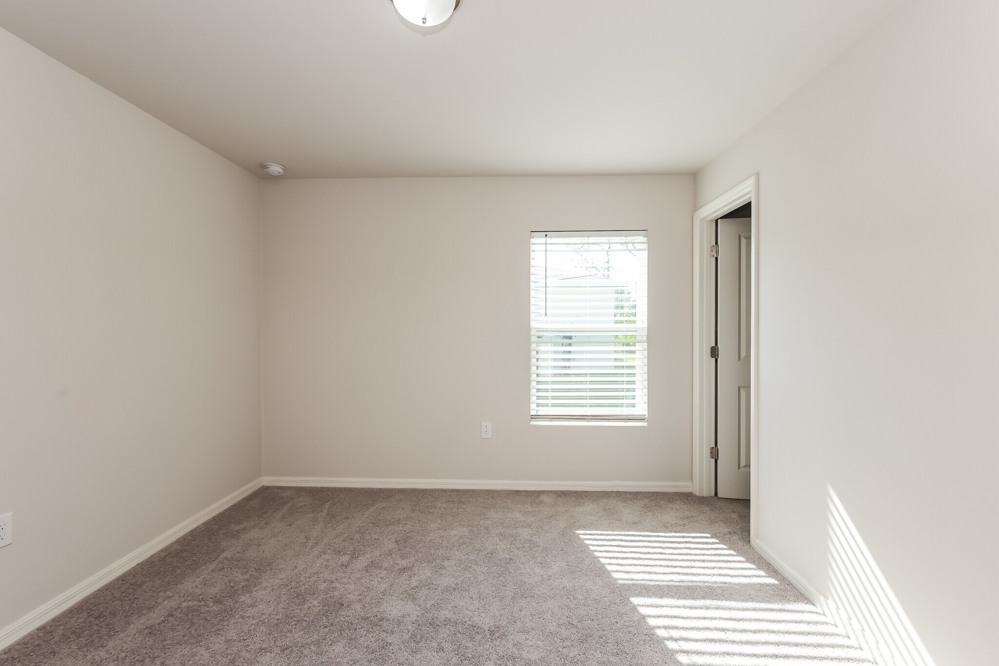 Building Photo - 28257 Chinquapin Dr