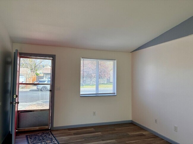 Building Photo - Charming 3-Bedroom Single-Level Home with Spacious Yard!