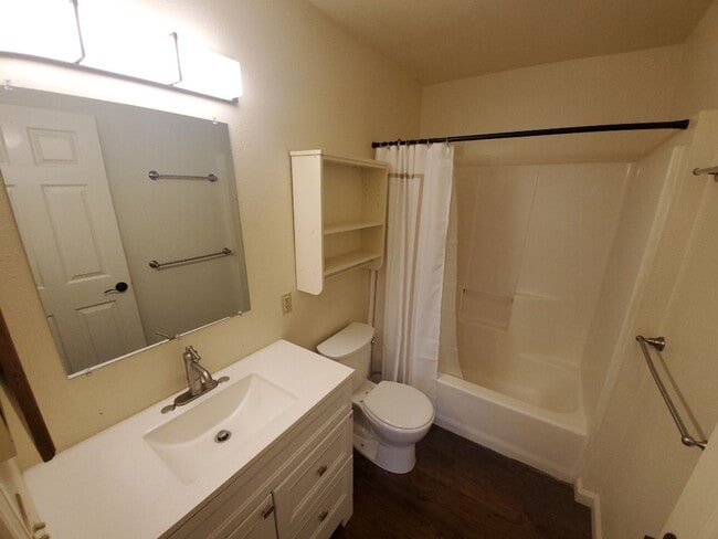 Building Photo - 830 Crescent Way