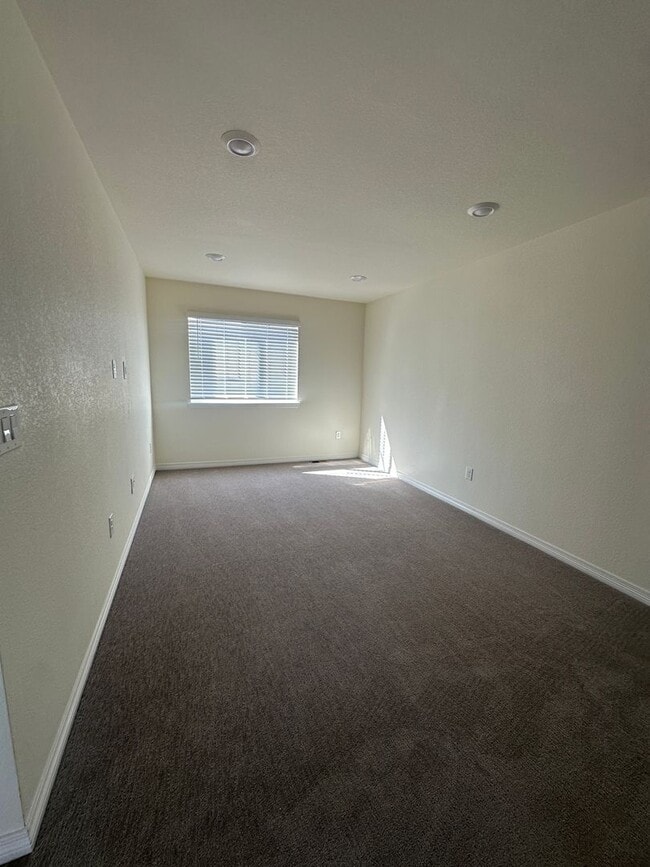 Building Photo - 4-bedroom Single Family Home in Broomfield