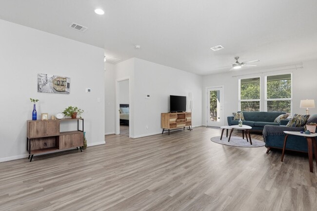 Building Photo - Modern 3BR Home with Main-Floor Primary!