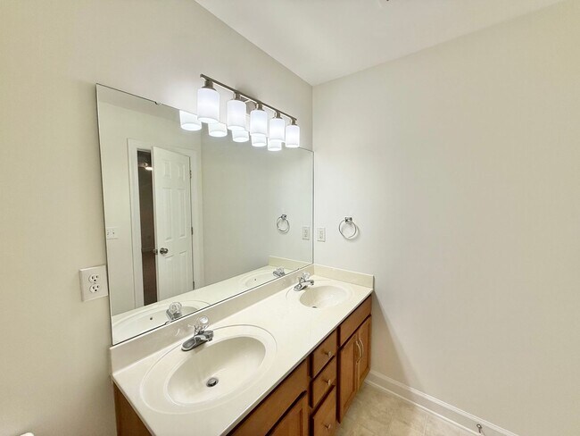 Building Photo - Newly Remodeled 3BD, 3BA Raleigh Townhome ...