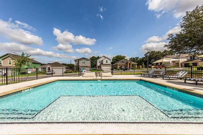 Building Photo - 217 San Gabriel River Rd