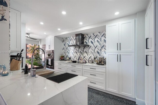 Building Photo - 1581 Brickell Ave