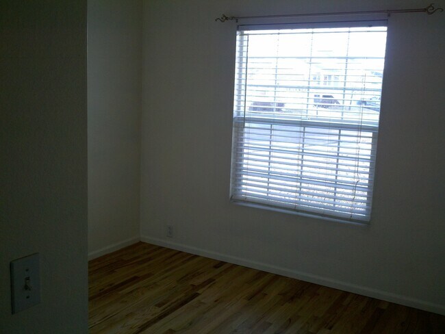 Building Photo - North-east one level living.