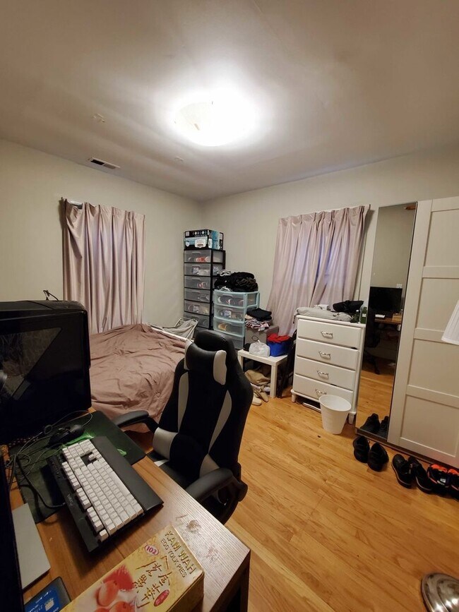 Building Photo - Nicely renovated 5 bed townhouse with all the extras!