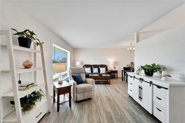 Building Photo - 1216 Hacienda Dr