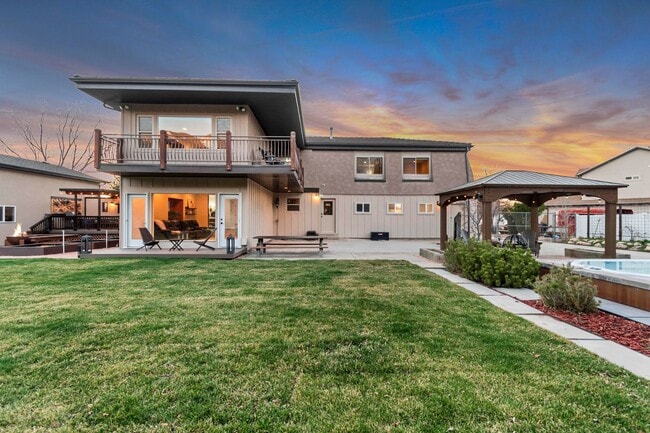 Building Photo - Beautiful 5-Bedroom Home in Sandy!