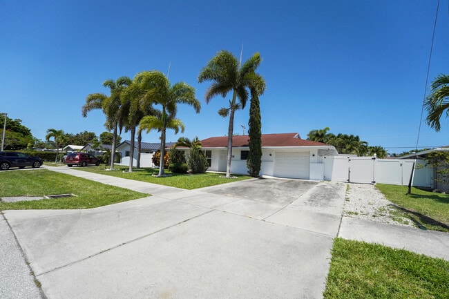 Building Photo - 600 NW 12th Ave