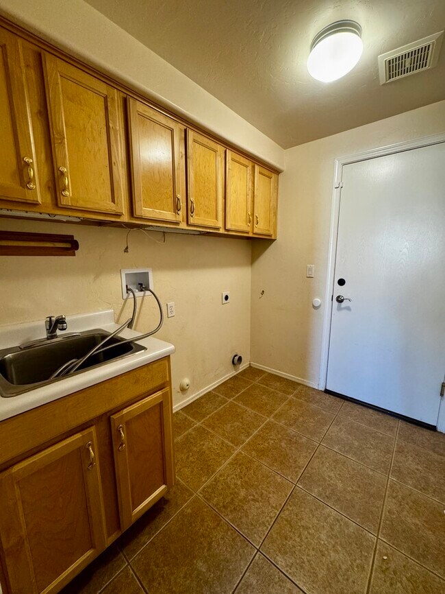 Building Photo - FOR RENT