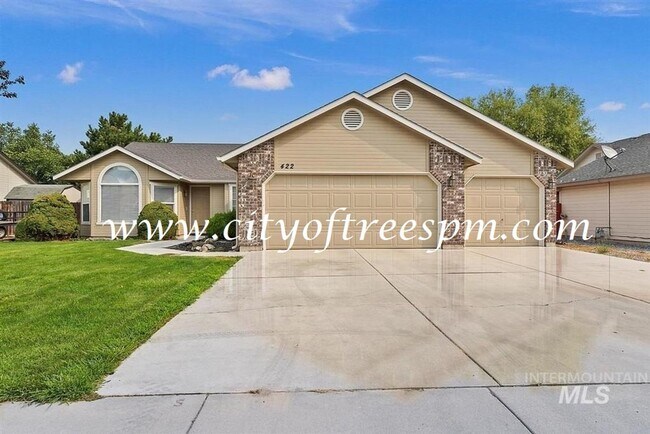 Primary Photo - Fantastic 4 bed 2 Bath, 3 Car Garage with ...