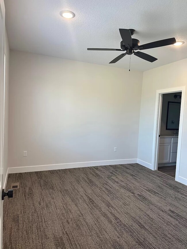 Building Photo - 15666 E 21st St N