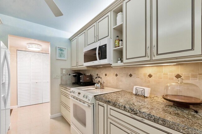 Building Photo - 5440 N Ocean Dr
