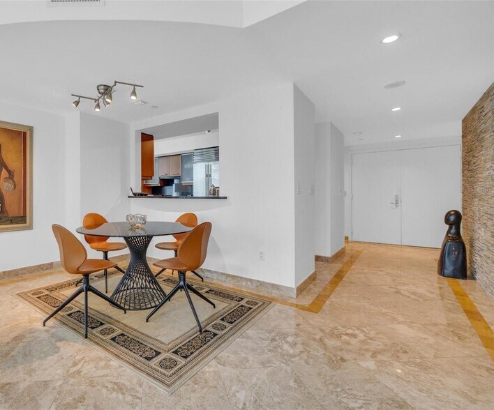 Building Photo - 1331 Brickell Bay Dr