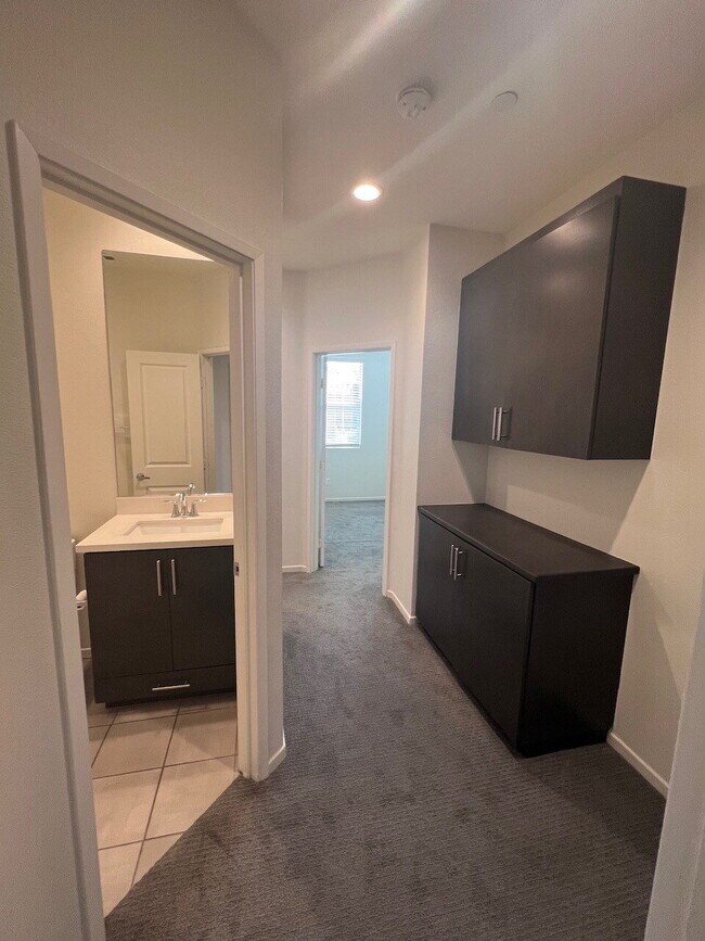 Building Photo - Gorgeous Like-New 4BD/3.5BA Oceanside Townhome! Bright & Airy Open Floor Plan, Stainless Applianc...