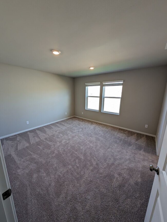 Building Photo - Newer 4 Bedroom in Stetson Heights. MOVE I...