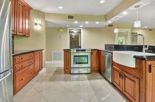 Building Photo - 5590 Coach House Cir