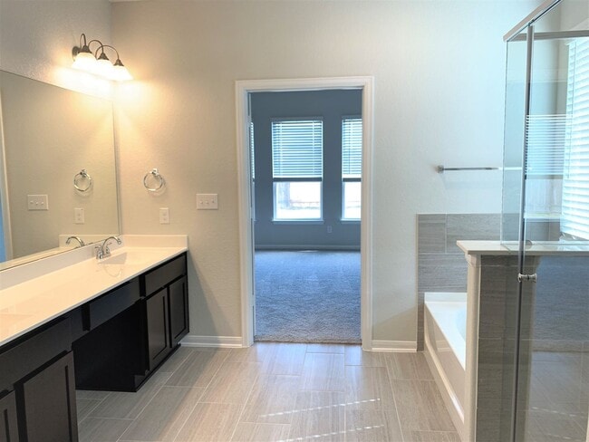 Building Photo - Large Single Level 4-bedroom in Oak Creek ...