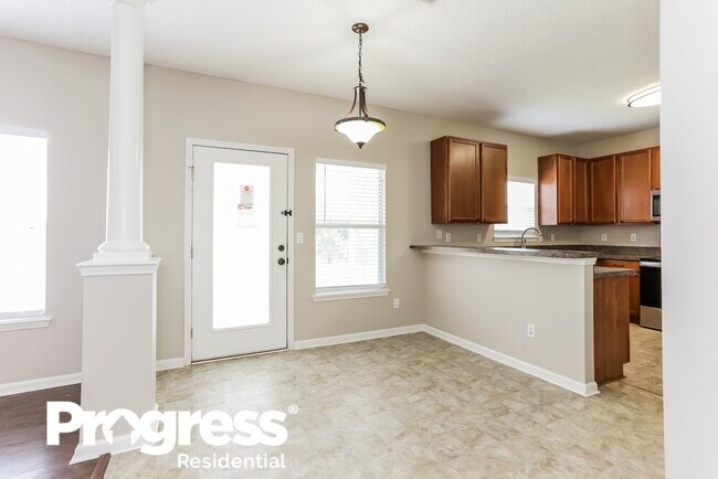 Building Photo - 2464 Royal Pointe Dr