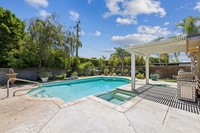Building Photo - 3 Bed / 2 Bath Home with Bonus Room, Pool ...