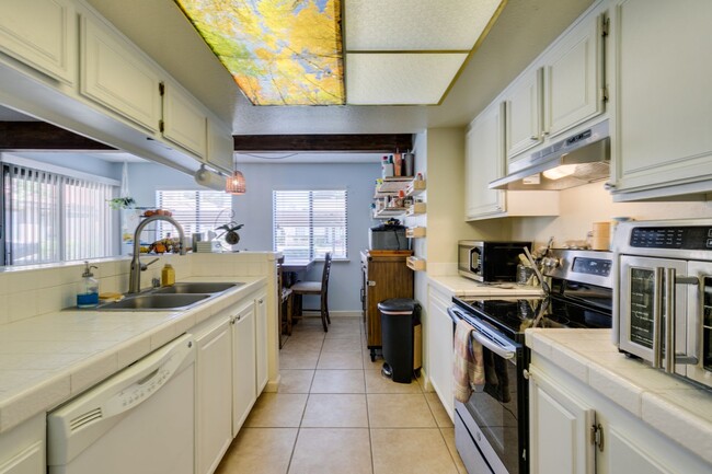 Building Photo - Cute and Cozy 2-bedroom 2-bathroom Townhom...