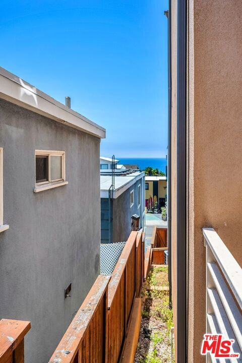 Building Photo - 308 Gull St