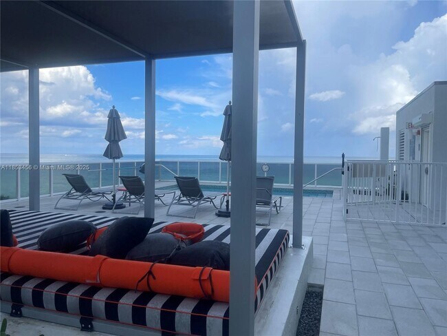 Building Photo - 16001 Collins Ave