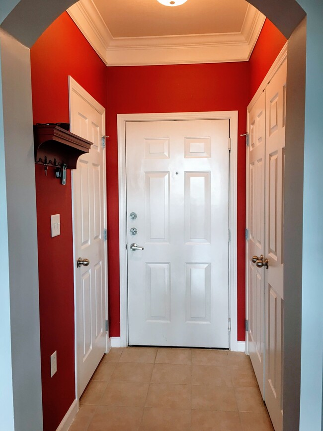 Entrance (Left, Closet, Right, Washing/Dryer Machine) - 505 Sunset View Terrace SE