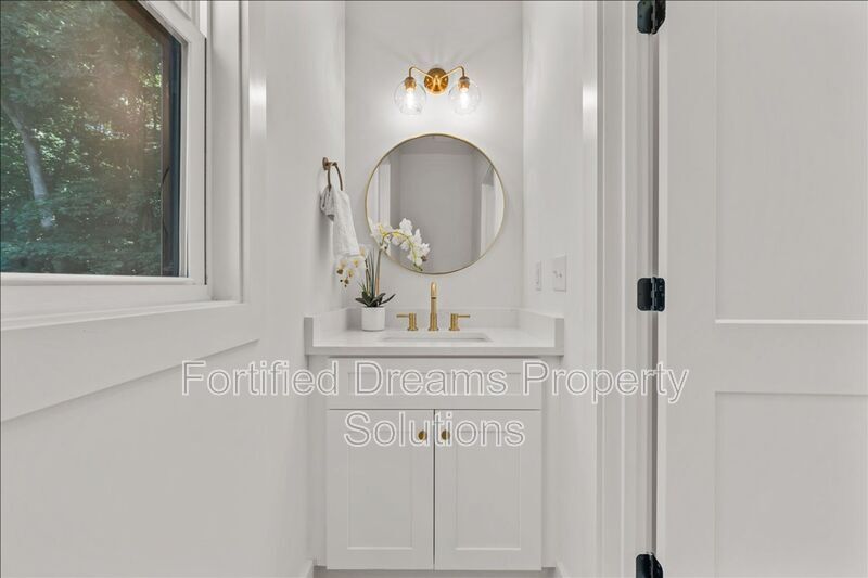 Building Photo - 210 S Carter St