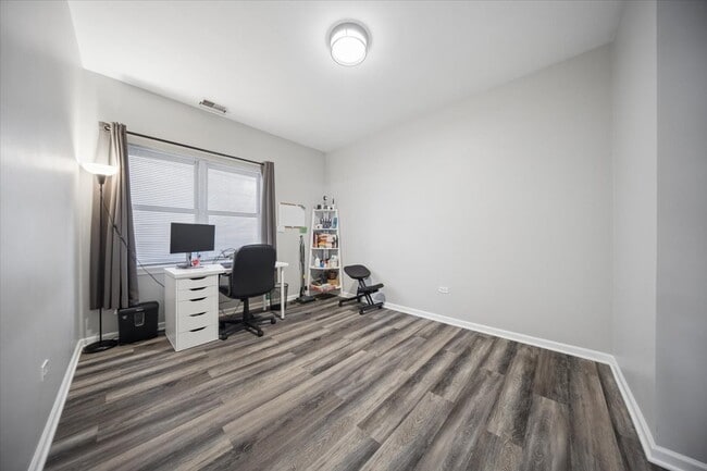 Building Photo - 943 W College Pkwy