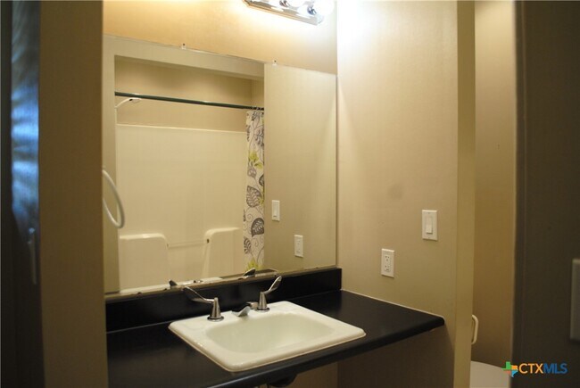 Building Photo - 13019 W Adams Ave