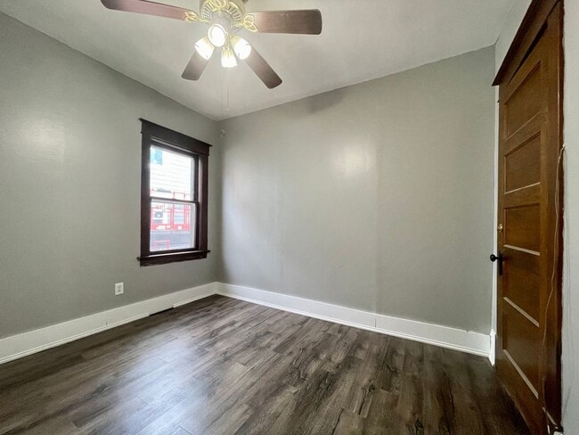 Building Photo - Updated 5 Bedroom 1.5 Bathroom Home in Minneapolis!