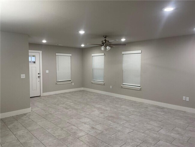 Building Photo - 505 N Collins Ave