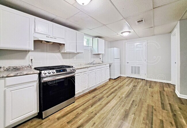 Building Photo - 704-706 Roselane St