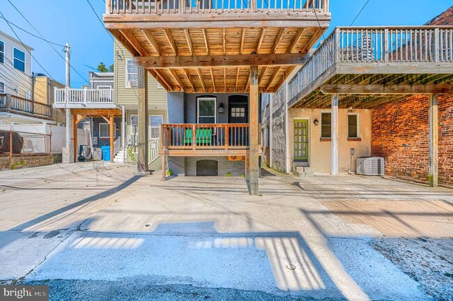 Building Photo - 1106 Battery Ave