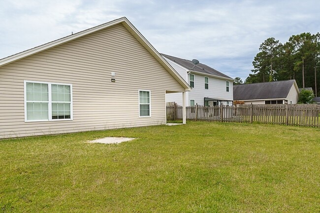 Building Photo - Three Bedroom House with Gated Backyard