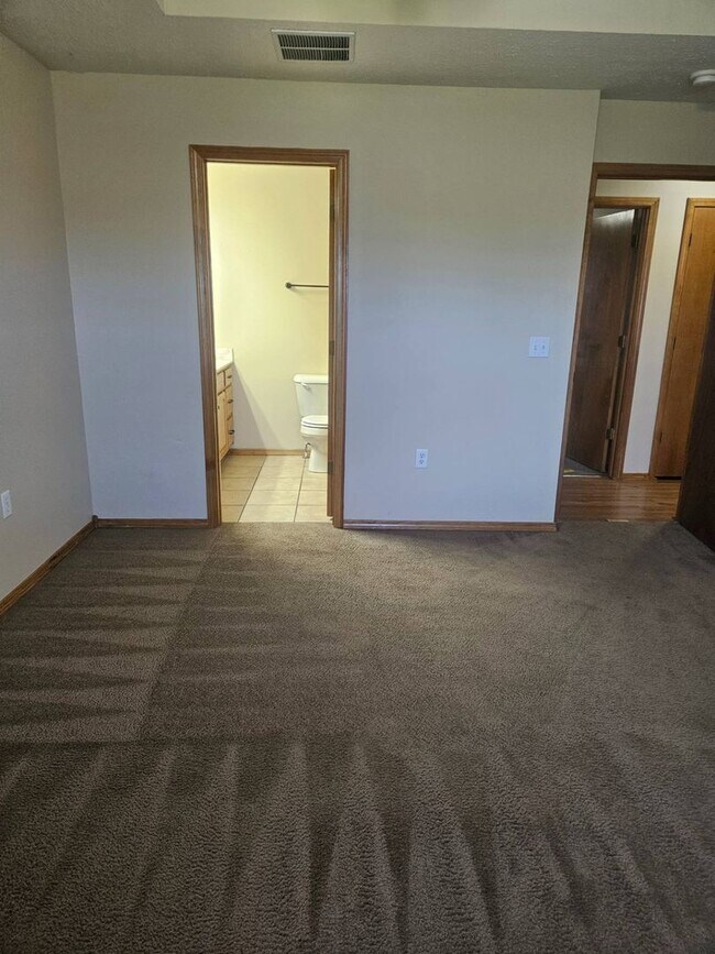 Building Photo - WOW! Look at this property ! You cant beat this price in NIXA-3200 SQ FT