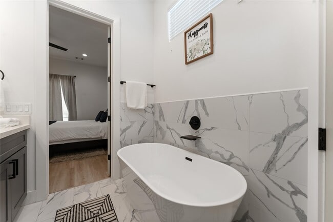 Building Photo - 2341 Eagle St