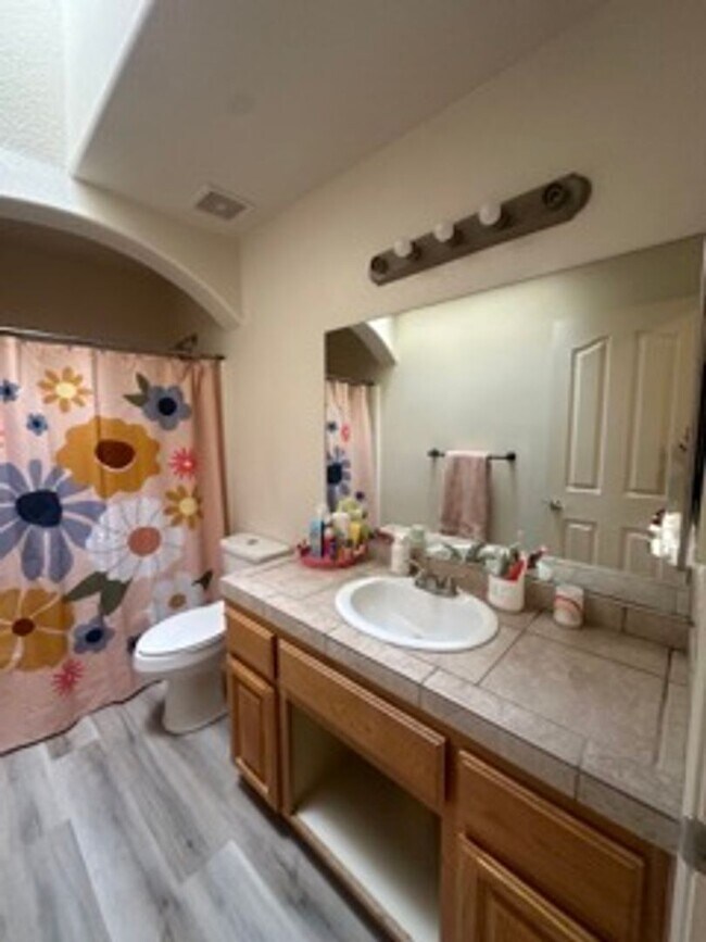 Building Photo - Perfectly Placed & Full of Space – 3 Bed i...