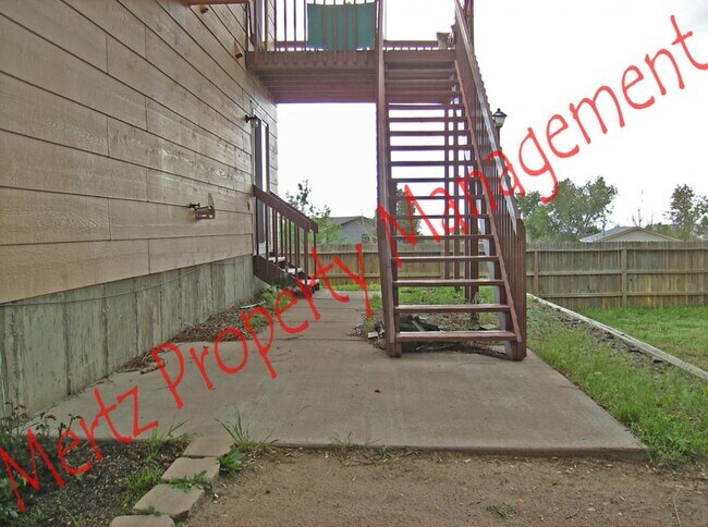 Building Photo - 2215 Lisa Dr